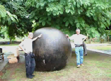 Ivar Zapp  (derecha) y el autor del articulo con esfera en Liceo de Palmar Norte (valle del diquis Costa Rica)