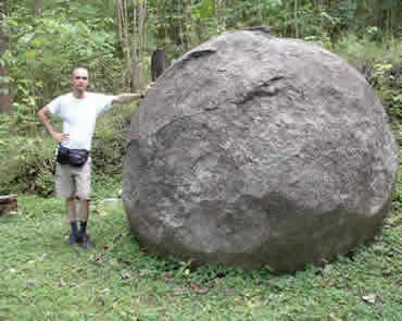 Autor del articulo con la esfera mas grande encontrada, 2.7 m de diametro apr. y 16 ton. de peso
